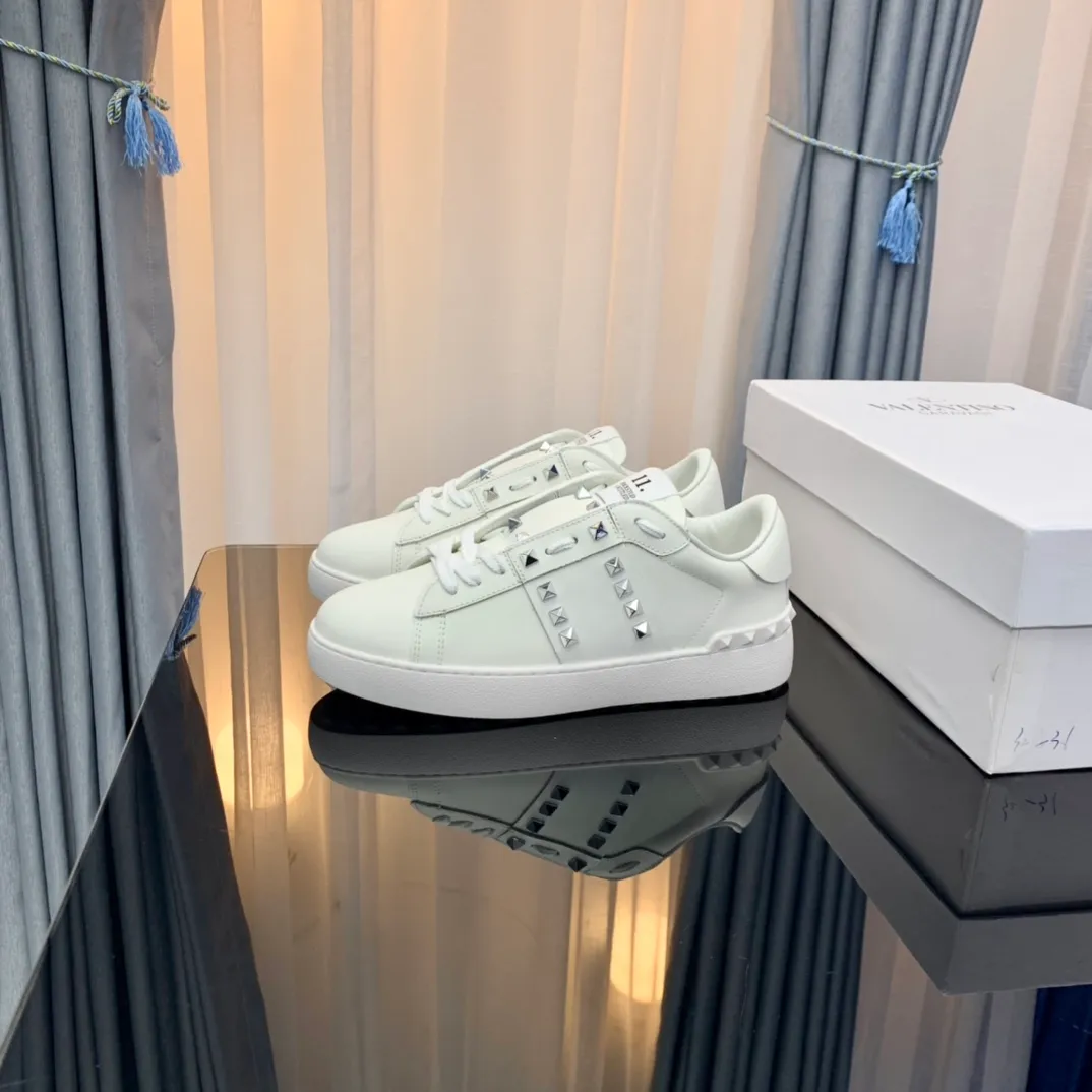 👟👟Ex-factory price 480👟👟 Women's Shoes Women's Clothing Women's Shoes Women's Clothing VALENTINO Valentino sneakers 23ss new letter sneakers white shoes lace-up sneakers Zhang Yixing's same rivet lace-up casual shoes sneakers The highest version on the market! All details are consistent with the original version. Buy the original 1:1 replica. Material: Original imported pebbled cowhide with VT original webbing. 3D printed color pattern. Inner lining: Imported cowhide lining. Cowhide foot pads. Outsole: exclusive molded T👟👟factory price U wear-resistant outsole. Strap: with rubber texture VLTN LOGO. Insole: genuine consistent rubber insole. Original box and full set of original packaging. Size: 35-40 (41🉑️Customized, non-refundable) 38-44 (45🉑️Customized, non-refundable)